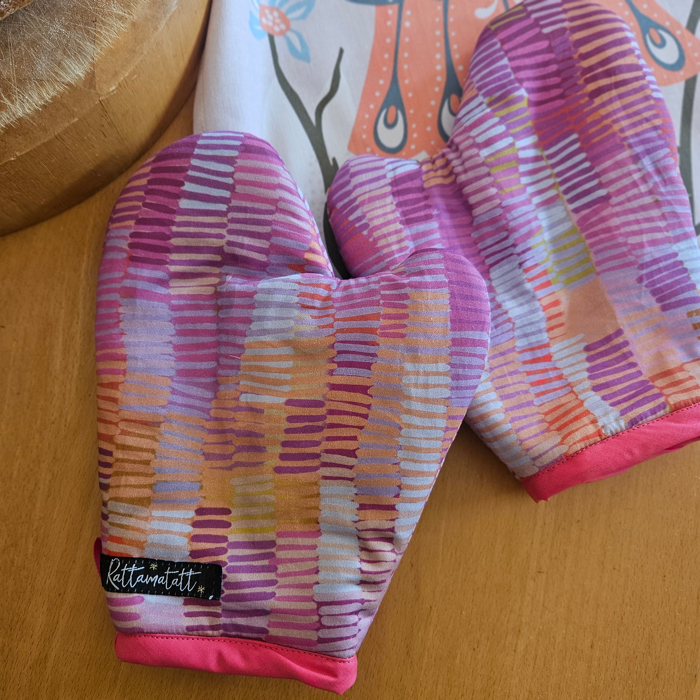 Pink Flamingo oven mitts- set